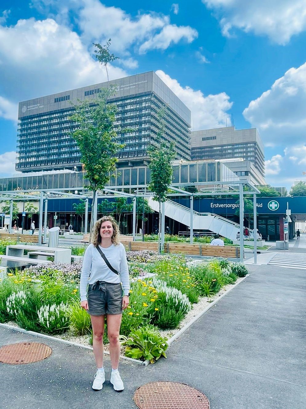 Iris de Vries voor het AKH Universitätsklinikum